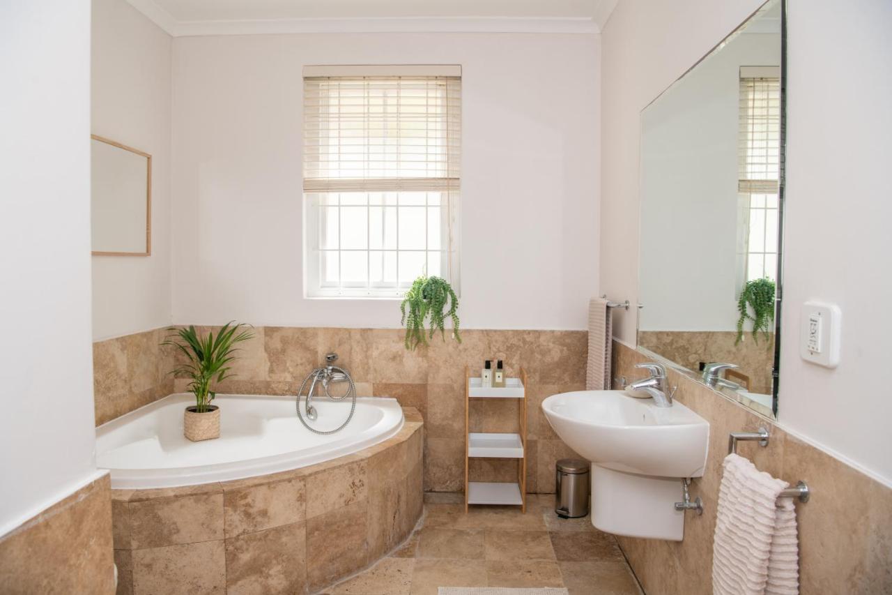 Camps Bay Guest Suite With Private Pool Kapstaden Exteriör bild