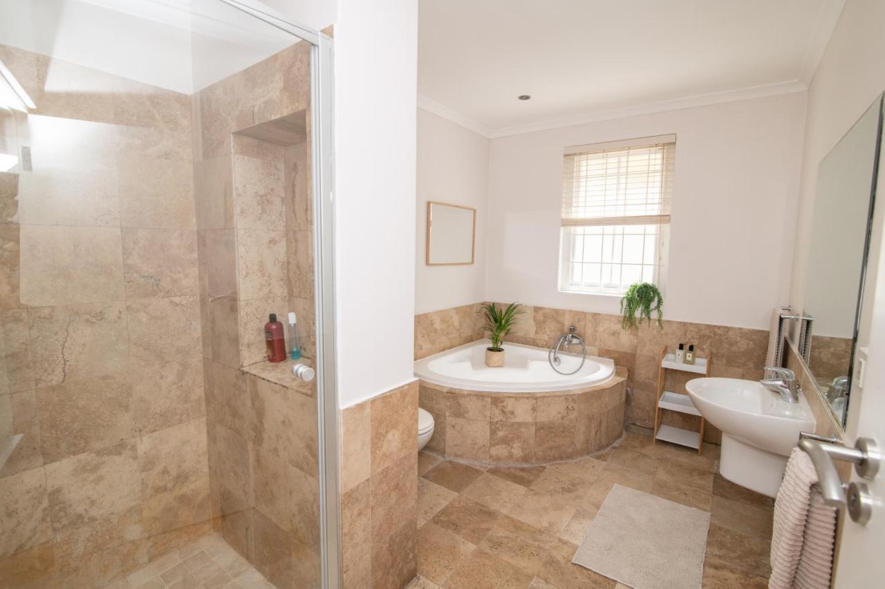 Camps Bay Guest Suite With Private Pool Kapstaden Exteriör bild